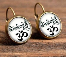 Boucle d'oreille dormeuse bronze cabochon "Om" environ 20 mm - Idée CADEAU