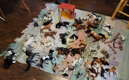 GRANDE LOTTO di puledri pony cavalli in plastica - giocattoli varietà mista