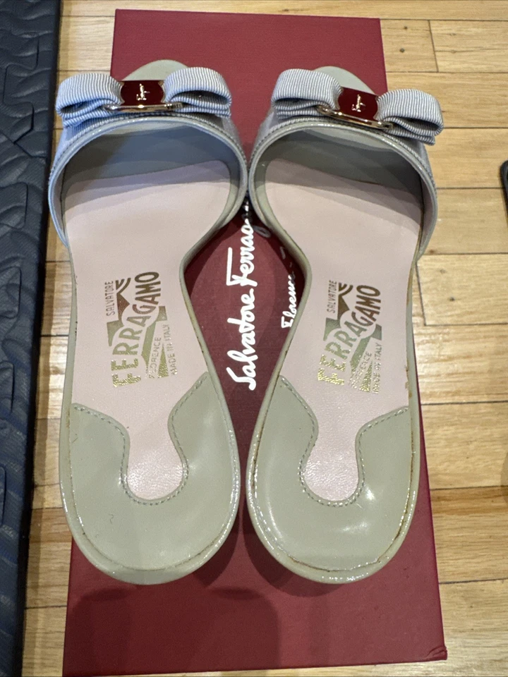 Sandalias Salvatore Ferragamo Glo Tacón Gatito Vara Arco Slide Charol Talla 6.5 Foto 4 de 4