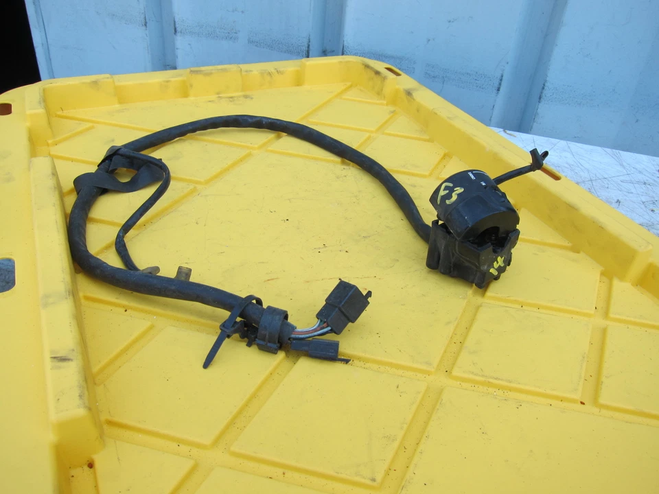 1996 Honda CBR 600 F3 OEM CLIPE ESQUERDO NA ALÇA INTERRUPTORES DE GIRO - Imagem 3 de 4