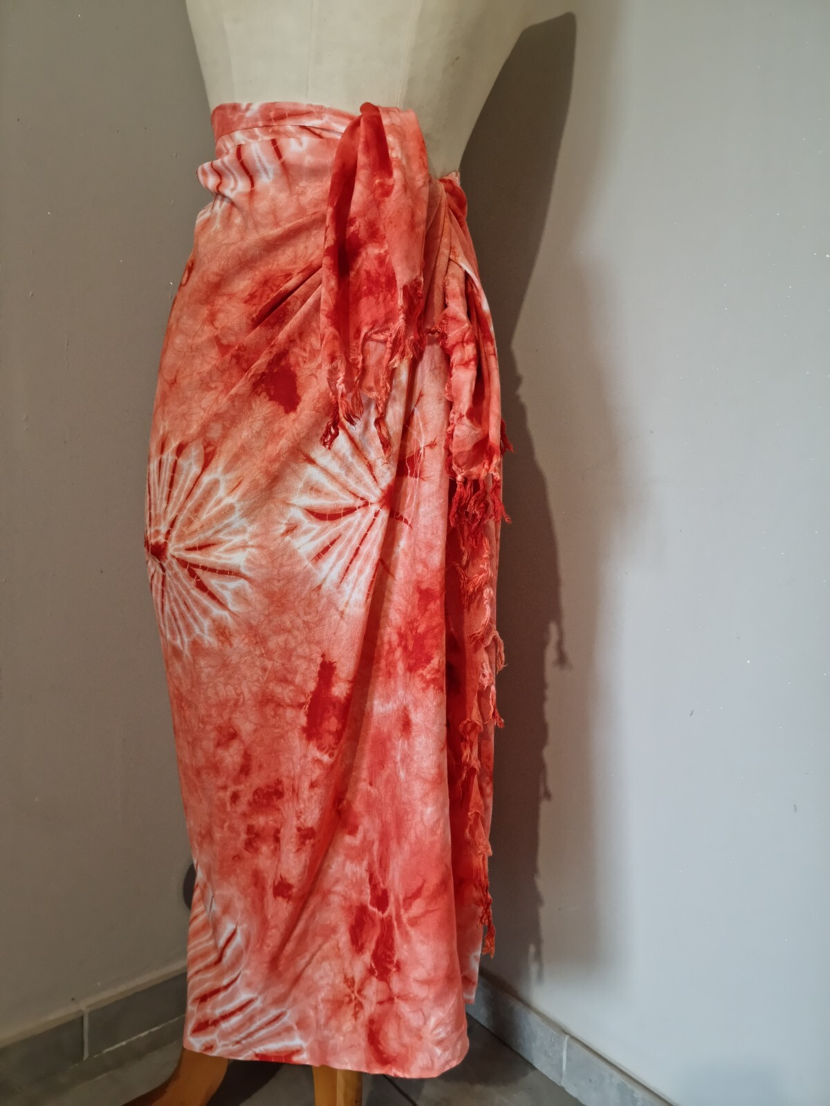 SUPERBE PAREO OU GRANDE ETOLE 120 PAR 140 TYE & DYE ORANGE ET BLANC