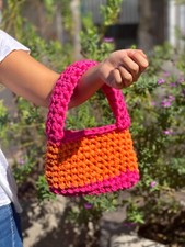 Borsa a spalla realizzata a mano all'uncinetto colori rosa e arancione fluo 
