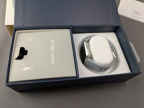 Smart Watch Fitbit Versa FB504 grigio/argento completo con caricatore cinturini LG & SM - Foto 11 di 16