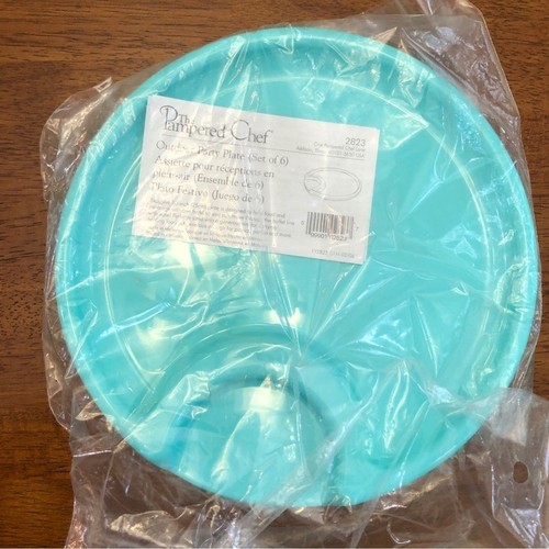 Pampered Chef Outdoor Party Plates and Utensils Set of 6 New - Picture 2 of 10