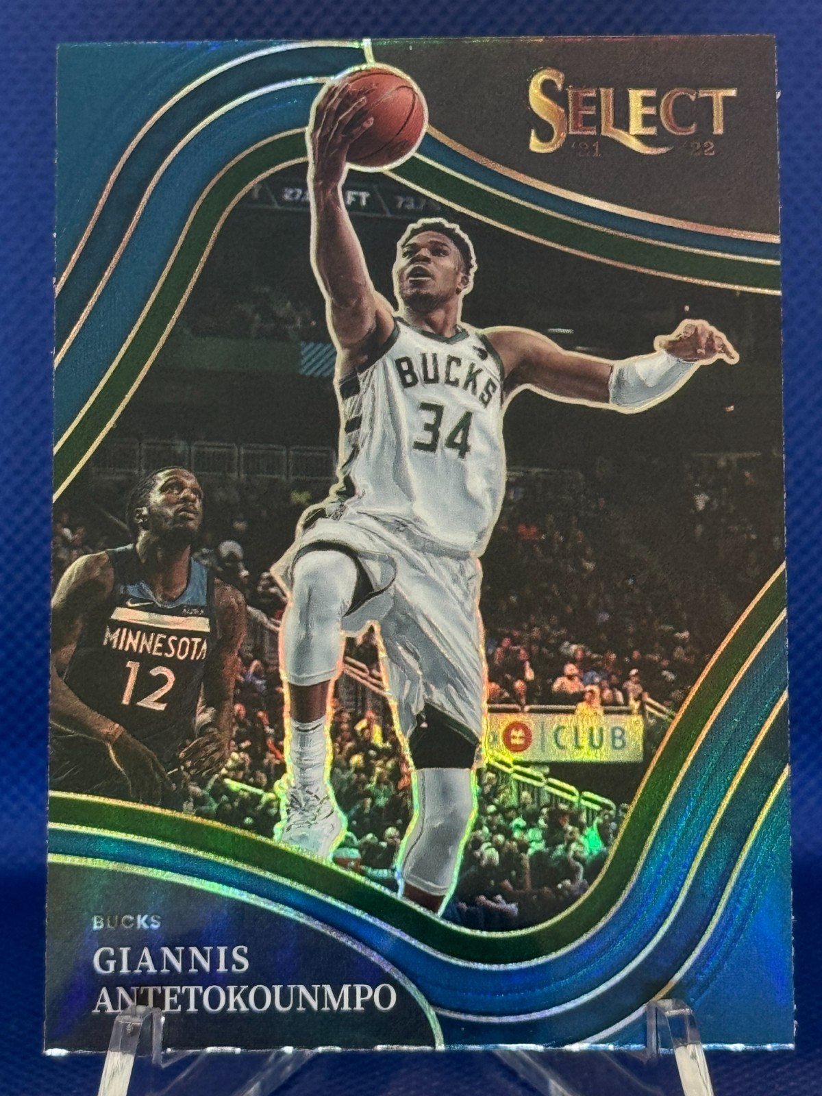 GIANNIS ANTETOKOUNMPO 2021-22 Select Courtside Blue Prizm #292 Bucks