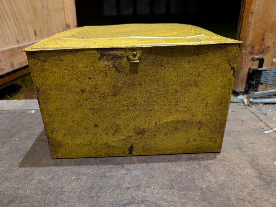 Antigua caja de almacenamiento de metal pintado antiguo Aafa mostaza núcleo de casa de campo Foto 2 de 4