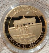 MEDAILLE  allemagne chute du mur de berlin trabant en capsule