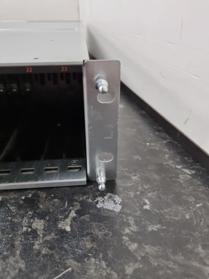 Fujitsu Eternus DX1/200 S3 2.5" DE Drive Enclosure FTS:ETFEADU 2x IOM12G 2x PSU - Image 3 of 4