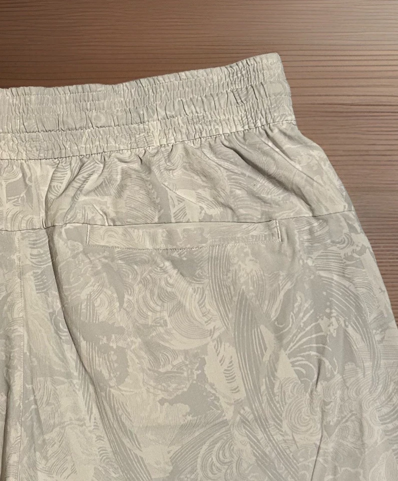 Lululemon 3" Spring Break Away Cuffed 4-Way Stretch Shorts  Womens 8  MINT! - Image 4 of 4