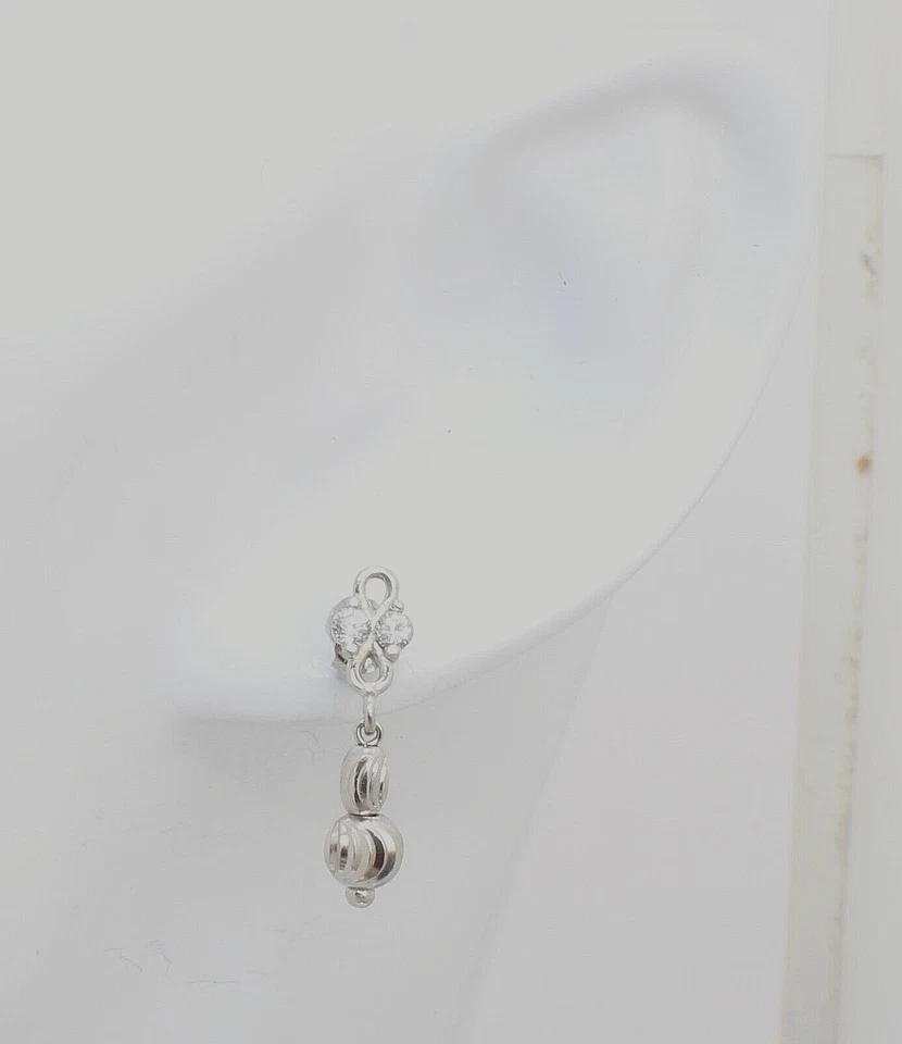 Pendientes perforados de bola con corte de diamante y gota de circonita cúbica con cuentas de oro blanco de 14 k para dama Foto 3 de 4