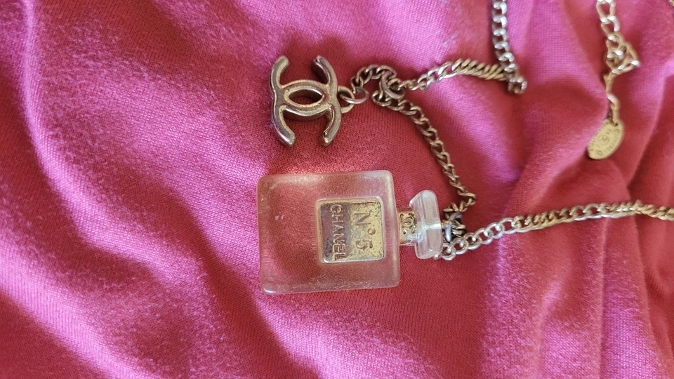 Collar con motivo botella de perfume CHANEL Nº 5 Foto 3 de 4