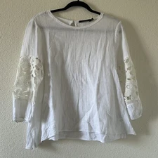 Doe & Rae Women’s Blouse Size Medium NWOT White Gauzy Floral Crochet Boho Beach