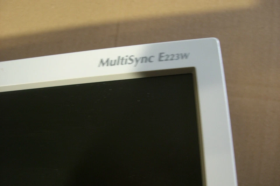 3x NEC E223W LED MultiSync 22" Monitor -- vergilbt-Abholung-  -Rechnung- - Bild 3 von 4