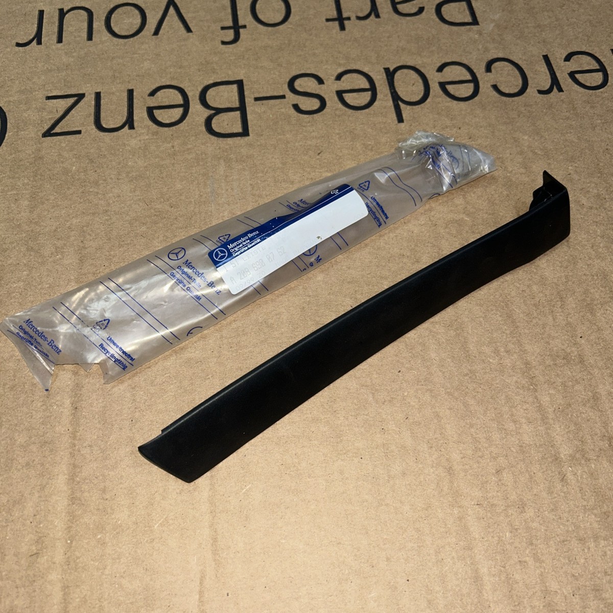 A2086900762 MERCEDES BENZ CLK C208 FRONT LEFT FENDER BOTTOM STRIP