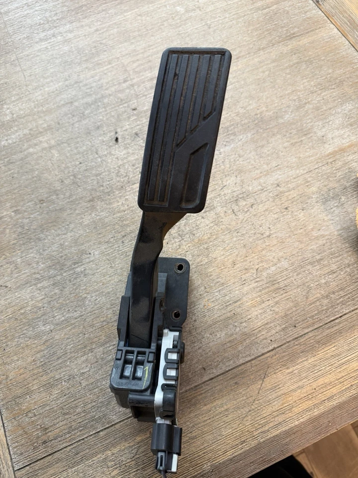 Conjunto de pedal acelerador Chevrolet Impala 2011-2016 22742315 OEM Foto 2 de 4