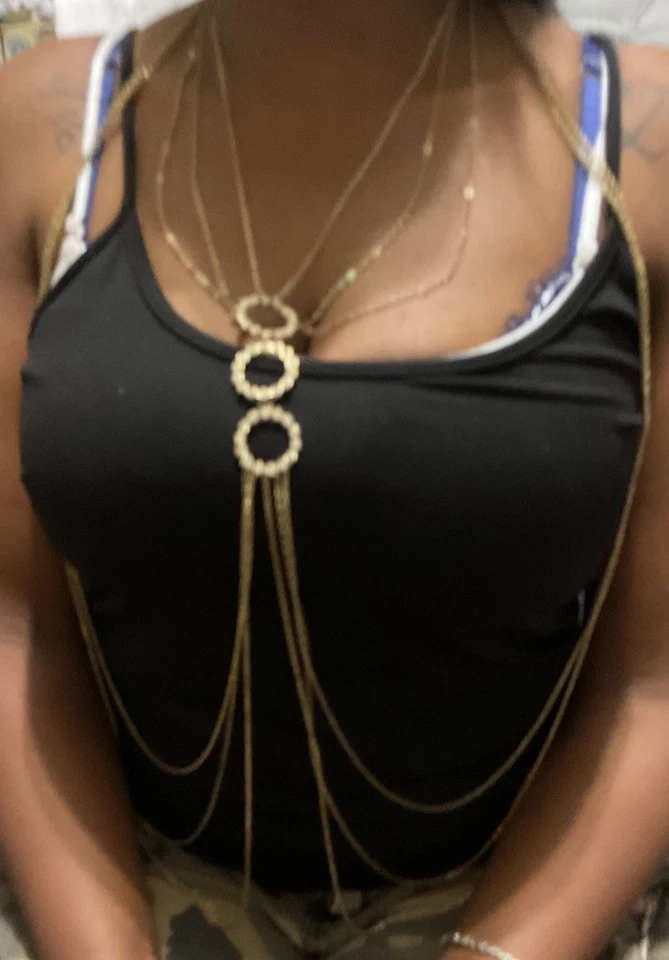 "Precioso collar, tiene 3 anillos con gemas las cadenas son 48"" de largo con 6 cadenas" Foto 2 de 4