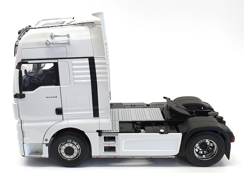Premium ClassiXXS 1/18 Scale Model Truck PCL30201 - 2018 MAN TGX XXL - White - Image 3 of 4