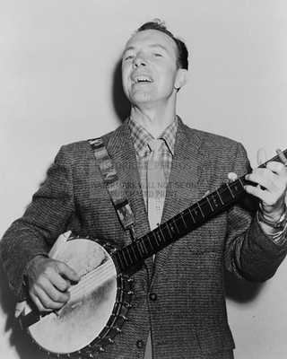 PETE SEEGER SINGING WITH BANJO 1955 8X10 PHOTO