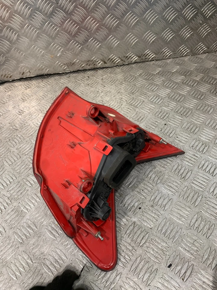 Peugeot 308 2011 luz trasera lado conductor #2 Foto 2 de 4