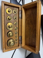 Alte antike Gewichte aus  Messing für Haushaltwaage Holzkasten Apothekengewicht 