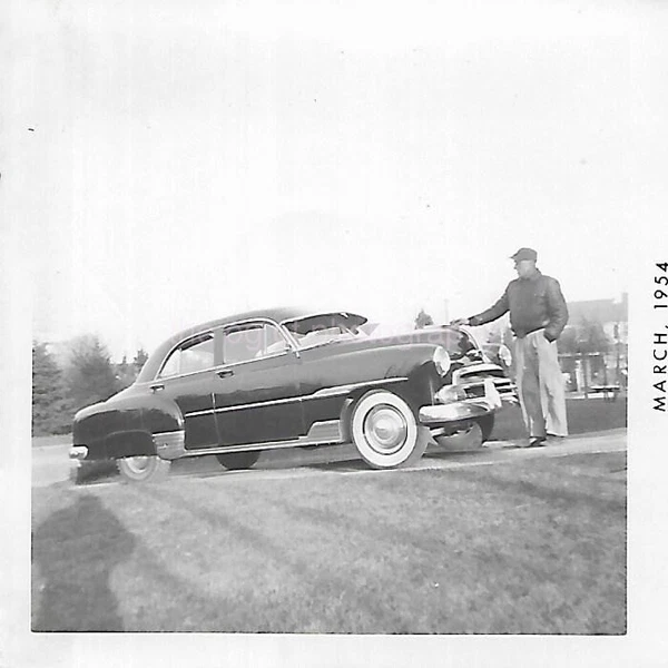CLASSIC CAR Vintage FOUND PHOTOGRAPH Black And White Snapshot ORIGINAL 48 44 B