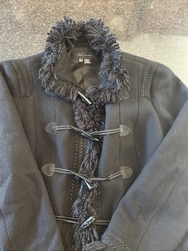 Chaqueta negra Zara para mujer mezcla de lana pequeña militar Penny Lane piel cierre de palanca Foto 2 de 4