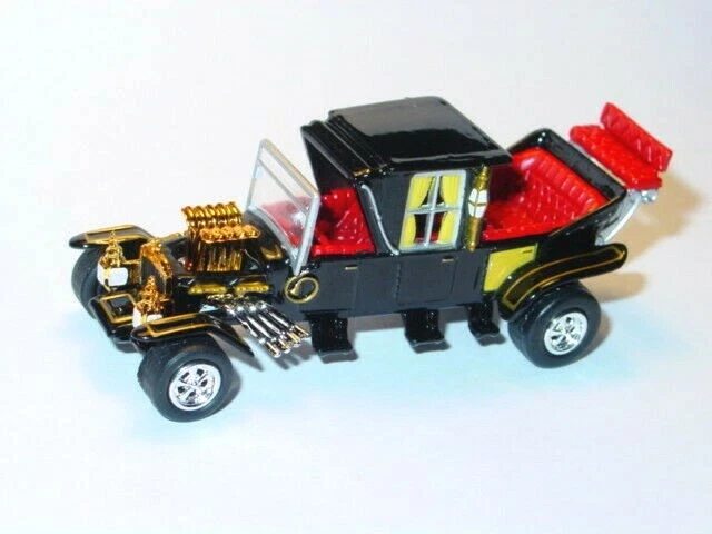 MUNSTERS KOACH & DRAGULA CAR SET COLLECTIBLE TV FAMILY & COFFIN CARS -Gold/Black - Image 3 of 4