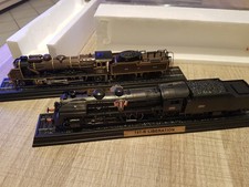 2 BEAUX MODELES REDUITS NEUFS DE LOCOMOTIVES SUR RAIL LARGEUR BOITE 30 CMS