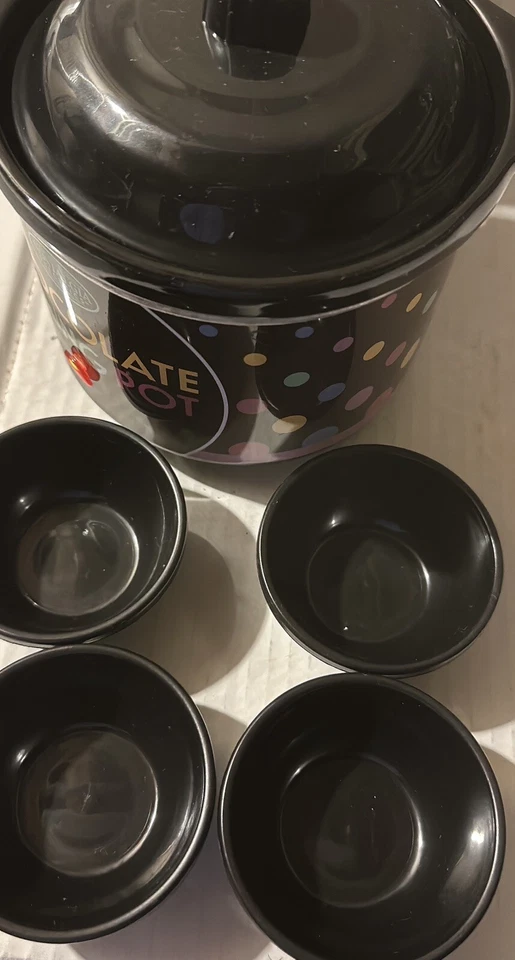 Olla y cuencos de chocolate Nostalgia Electrics Foto 2 de 4