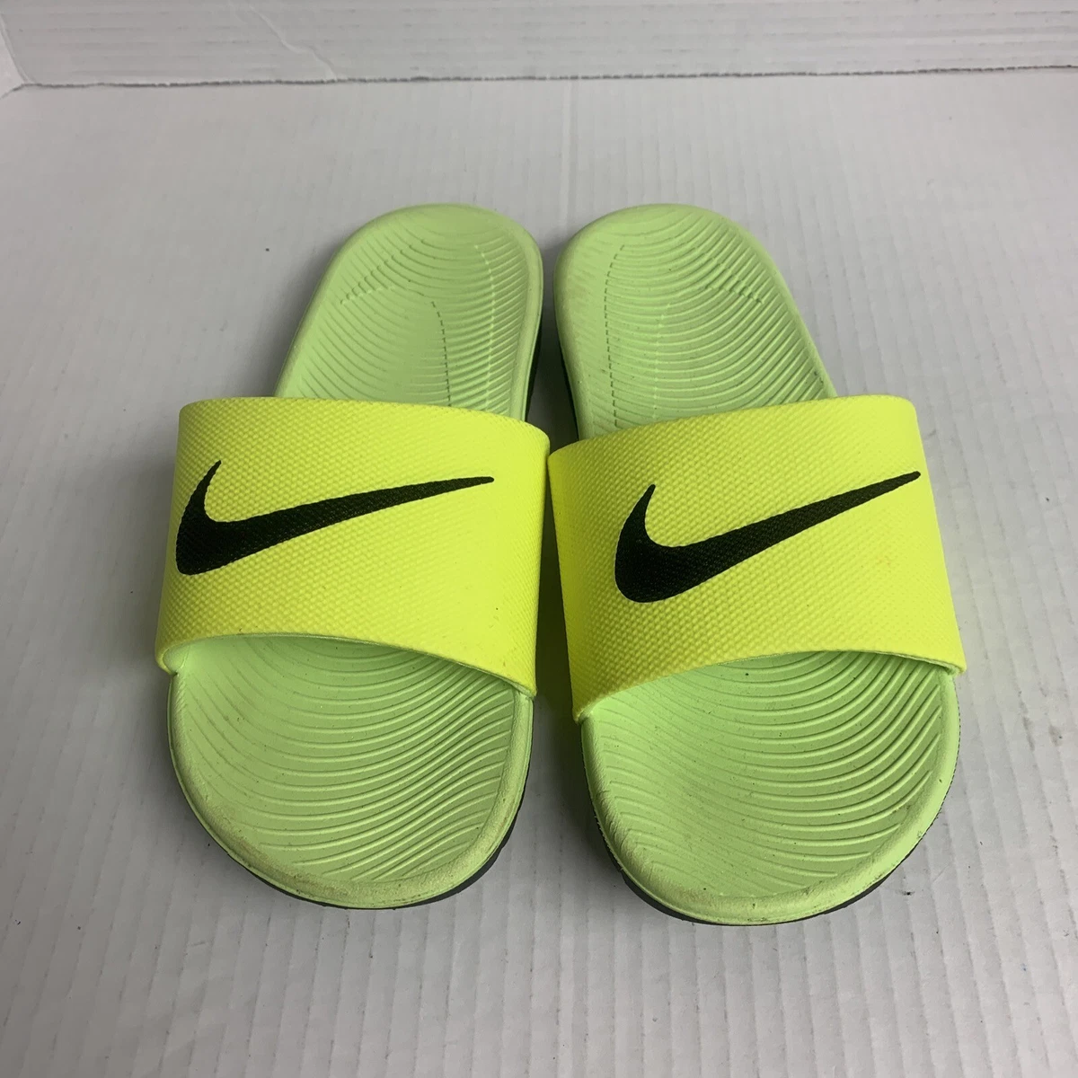Nike benassi neon top