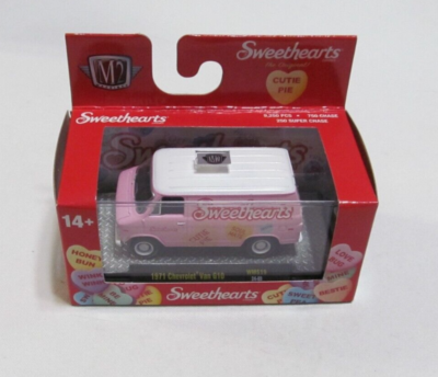 M2 MACHINES 2024 SWEETHEARTS - 1971 CHEVROLET VAN G10 PINK AND
