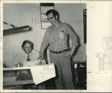 1972 Press Photo Gordon Green, Gary Tuttle discuss flyer design changes