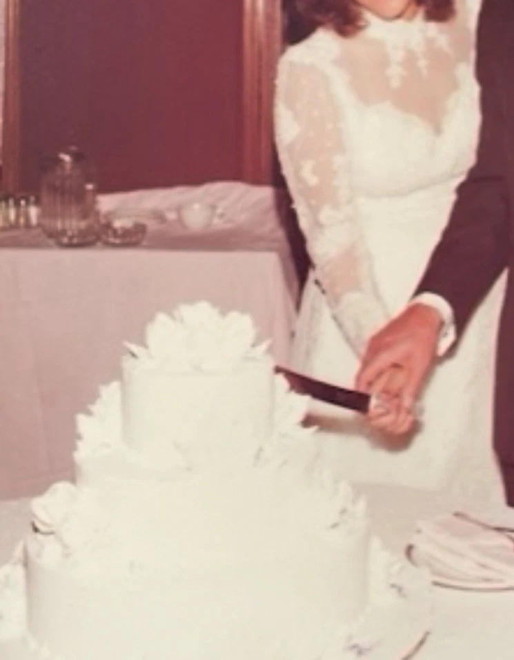 Vintage Kleinfeld’s Wedding Dress Size 6 White A-Line French Lace Beaded 1983 - Image 3 of 4