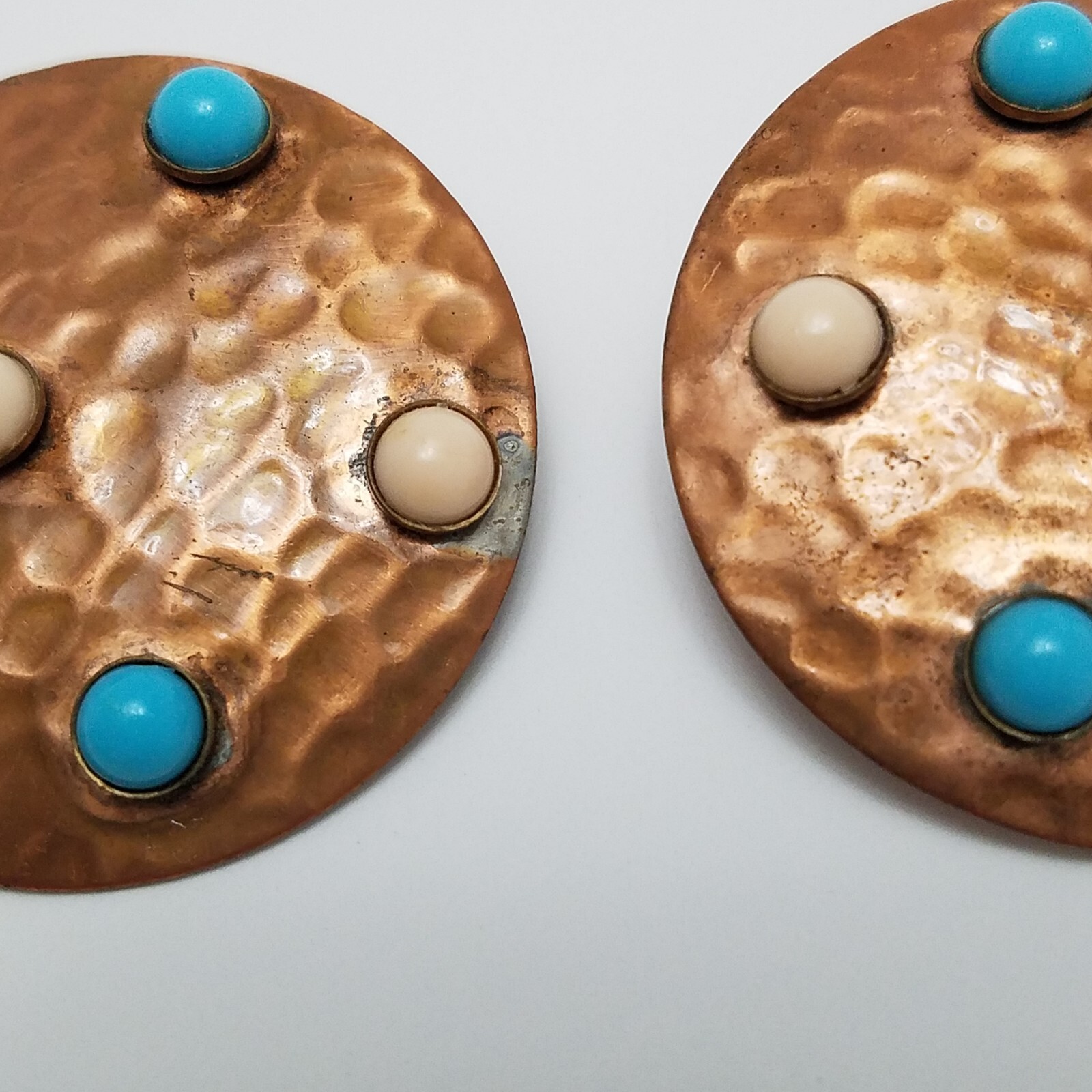 Vtg Hammered Copper Disc Earrings Turquoise & Whi… - image 3