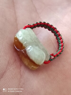 Chinesischer Ring aus Jade und roter / grüner Kordel