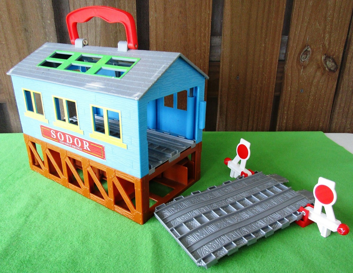 THOMAS & FRIENDS TAKE ALONG SODOR COVERED BRIDGE & STARTING GATE
