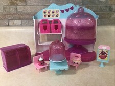 Shopkins Cupcake Queen Cafe with Accessories 2 Shopkins 100 Complete