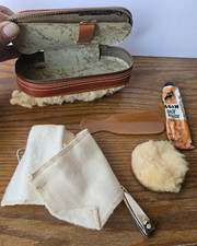 SHOE SHINE KIT. VINTAGE SHOE CARE SET IN BROWN VINYL FAUX LEATHER CASE.