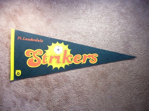 Petit Fanion Vintage Strikers Fort Lauderdale 9x11 Cm, Rare Pour Supporters USA !
