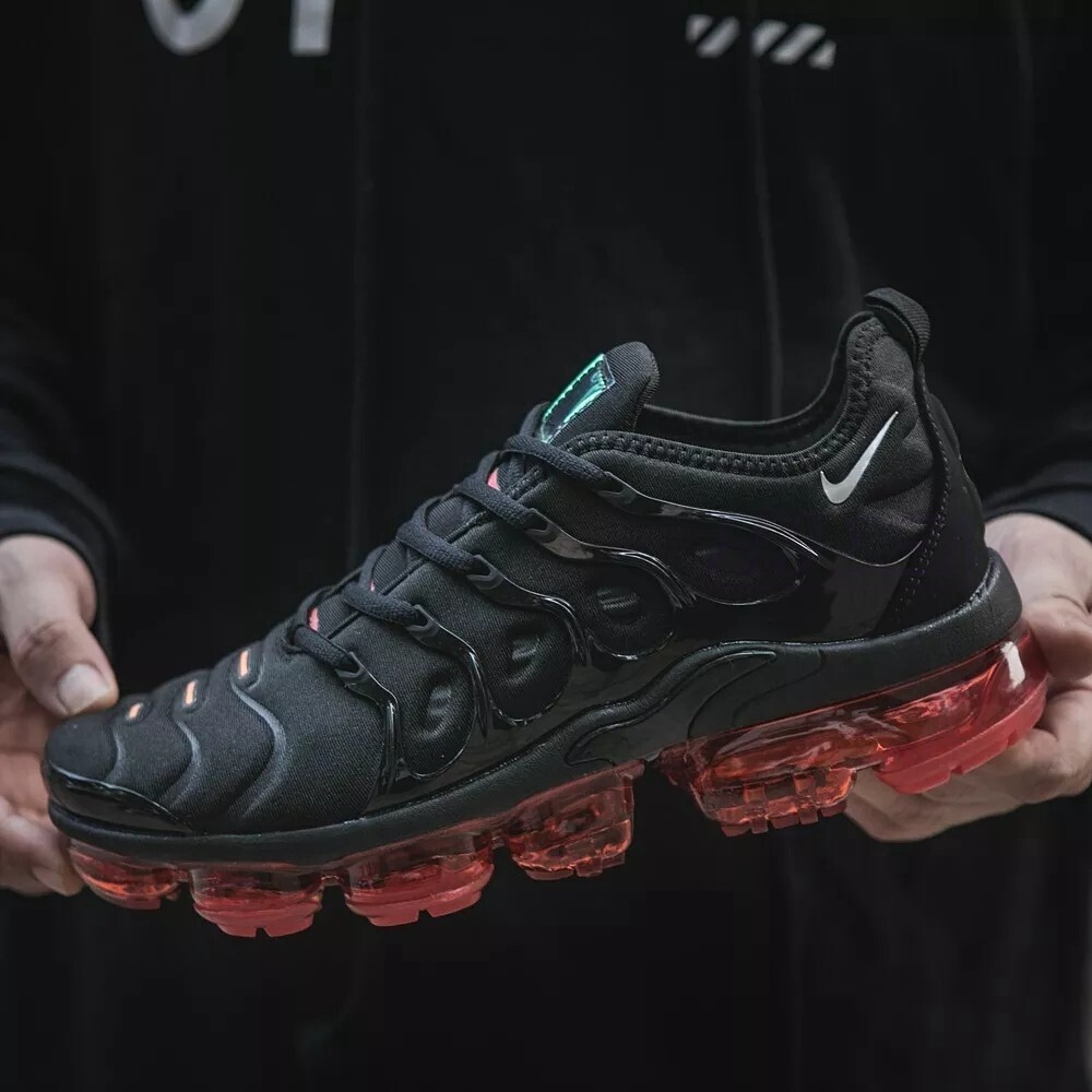 vapormax all black and red