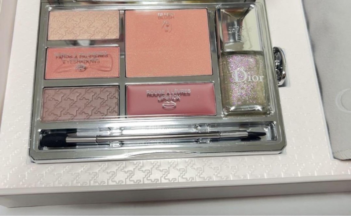 チーク Dior Miss Dior Palette Y0000094_E000000740_E01_RHC.jpg