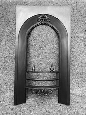 RESTORED ANTIQUE CAST IRON VICTORIAN FIRE SURROUND / FIREPLACE INSERT / ARCHED