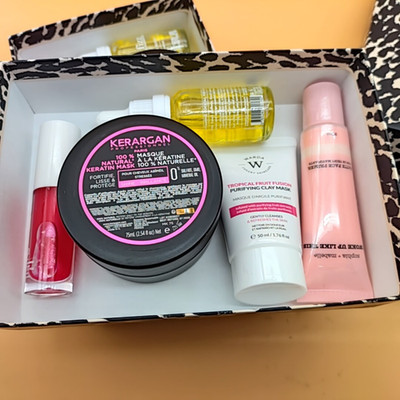 Blissim Box mit 5 Produkten siehe Bilder (sie erhalten eine Box) (Set4)