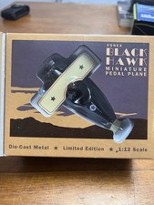 XONEX Die Cast Edición Limitada Escala 1:12 Black Hawk Miniatura Pedal Plano