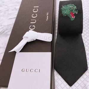 Cravate GUCCI 2,75 pouces noir dragon abeille soie étroite