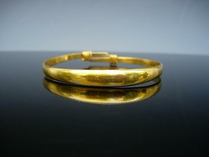VINTAGE CHINESE 22K+ GOLD BANGLE BRACELET WITH CHINESE MARKINGS, 28.3 GRAM