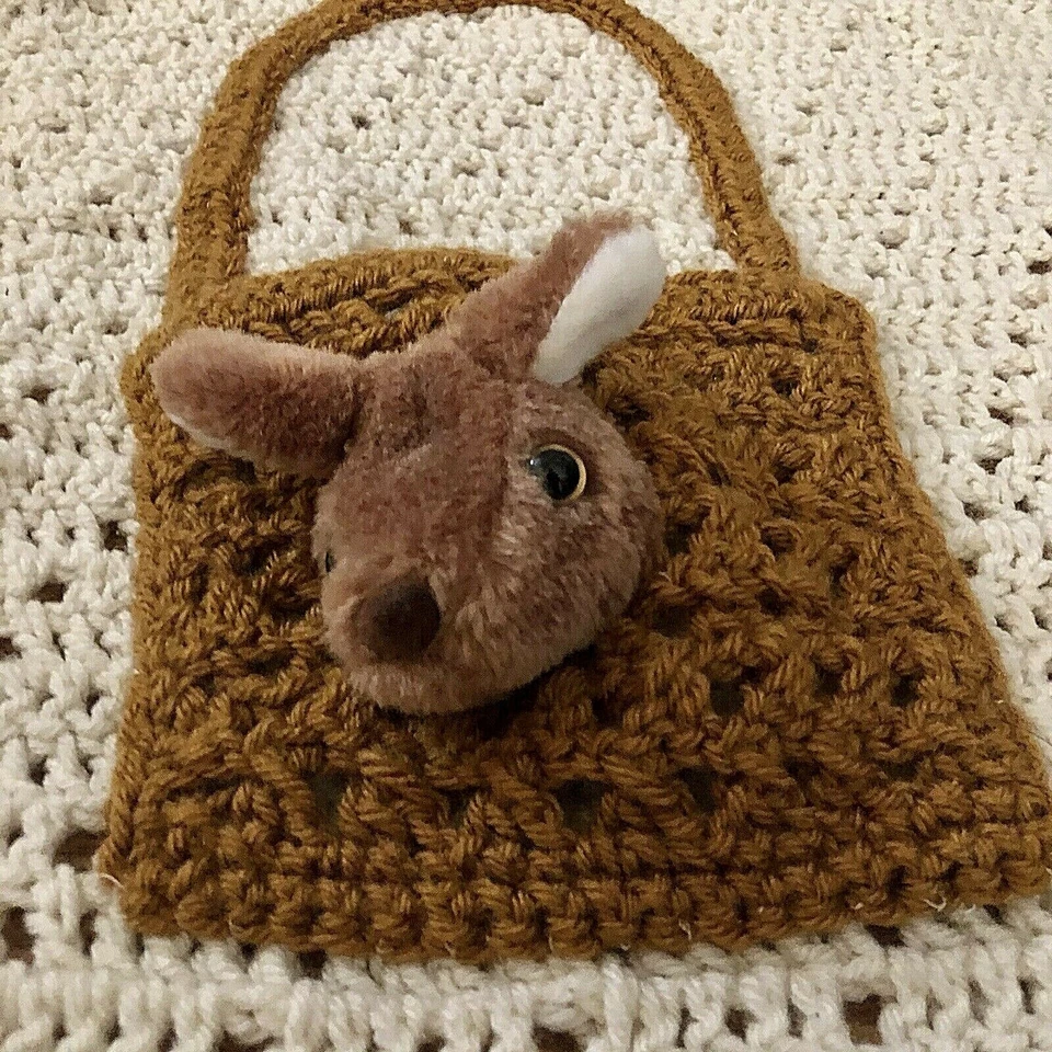 Manta bebé canguro ganchillo hecha a mano Lovey marfil marrón bolsillo 32" x 29"  Foto 2 de 4