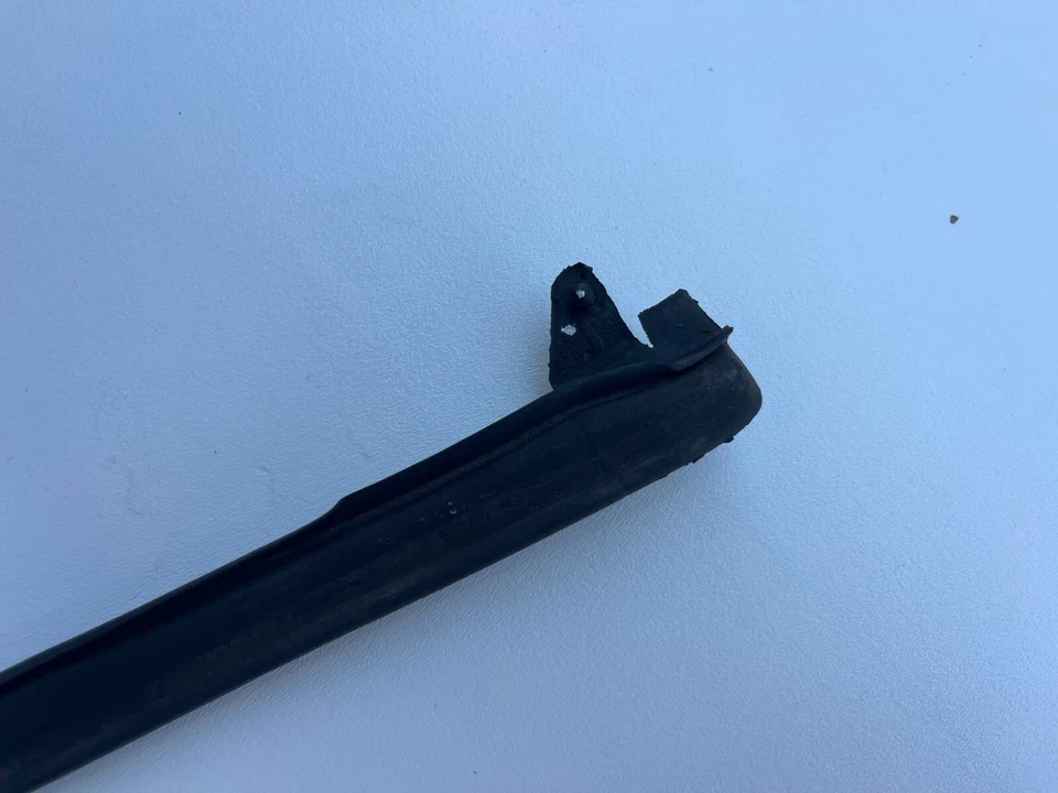 2006-2009 PONTIAC SOLSTICE ROOF WINDSHIELD SEAL RUBBER WEATHER STRIP OEM 06 07 - Image 3 of 4