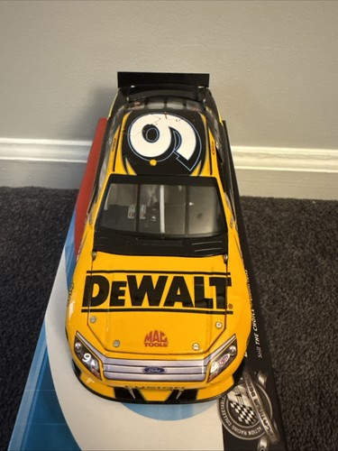 2011 Marcos Ambrose 9 DeWalt Tools 1/24 Lionel Nascar Diecast 1/1258 - Picture 2 of 5
