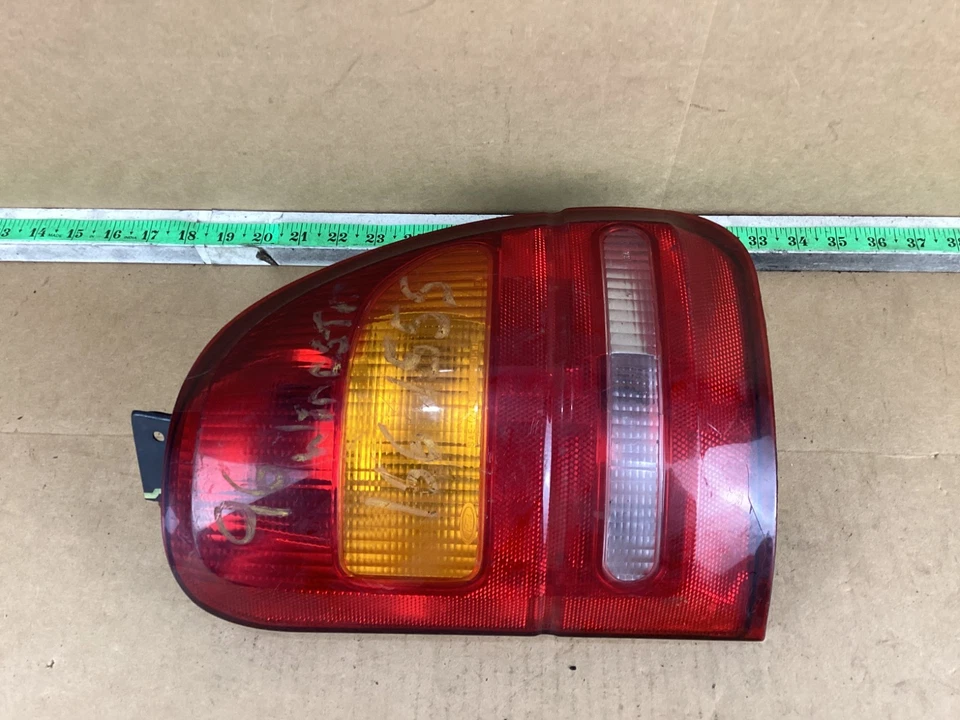 Conjunto de luz trasera derecha del lado del pasajero Ford Windstar 1995-1998 Foto 2 de 4